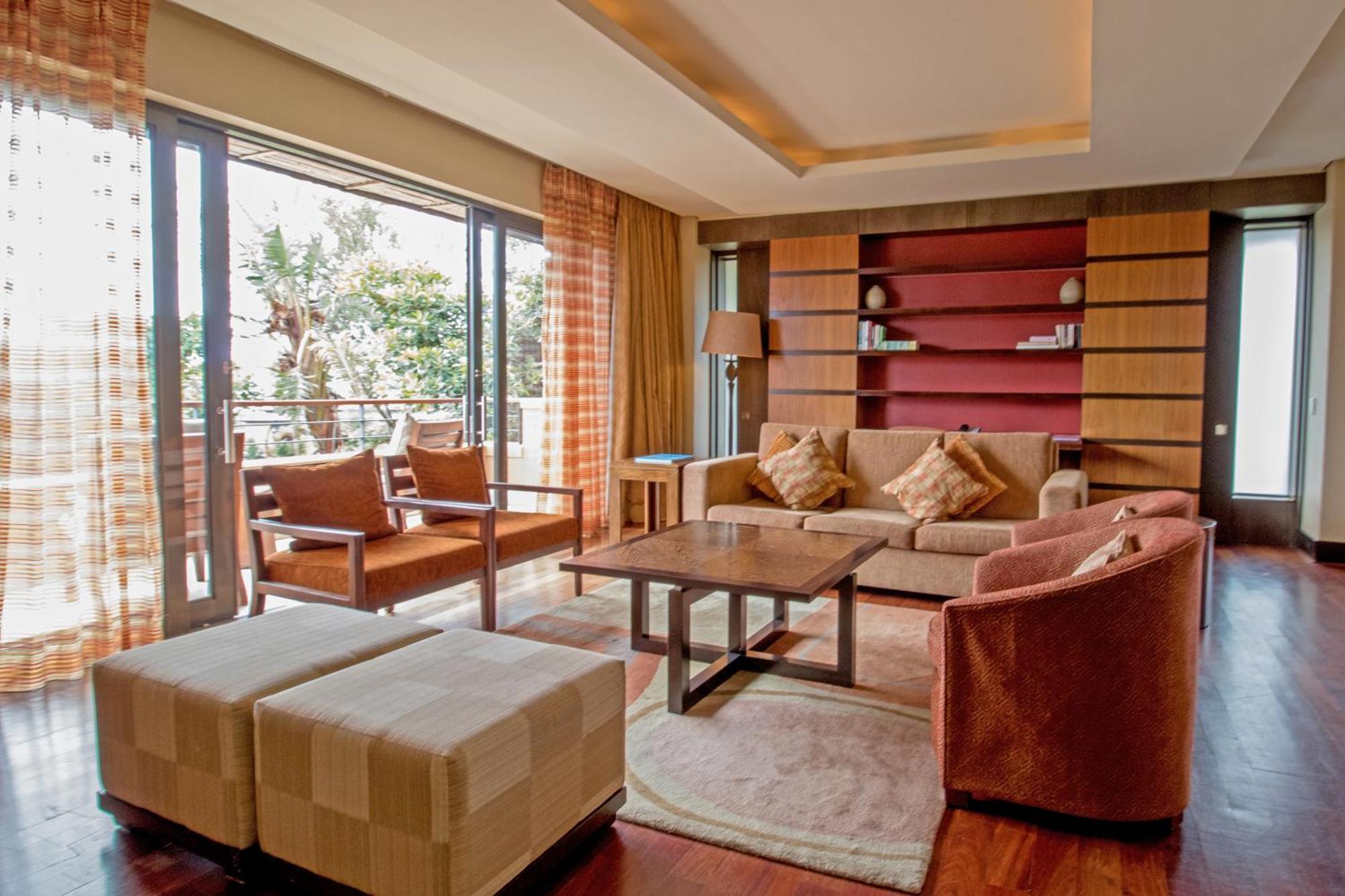 Pezula Nature Hotel&Spa Knysna Cameră foto A living room in a suite at the Four Seasons Hotel, Mumbai