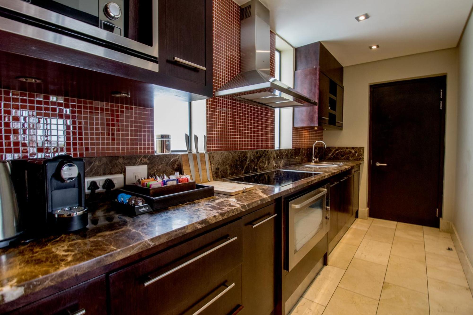 Pezula Nature Hotel&Spa Knysna Cameră foto A kitchen in a suite at the Hilton London West End